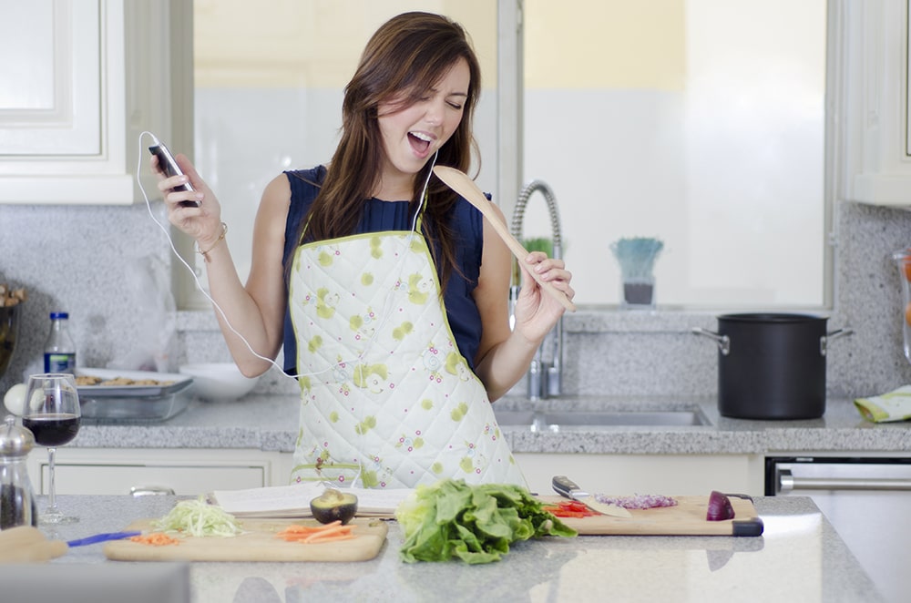 Ascoltare la musica per cucinare è possibile con la cappa silenziosa